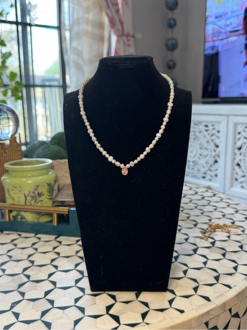Pearl Necklace with Pink Gem Teardrop Pendant with Magnetic Closure NWOT - Picture 2 of 6